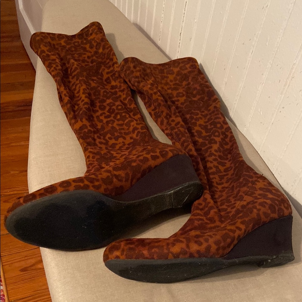 Brown Heeled Boots with Textured Pattern and Black Soles